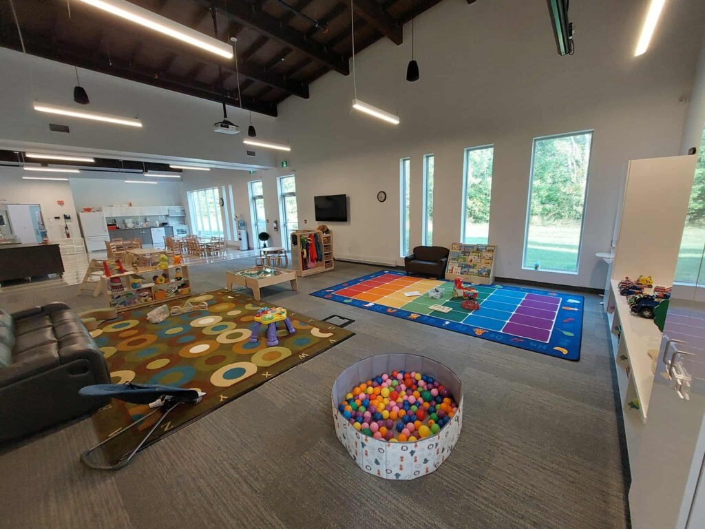 Valoris et Groupe Action unissent leurs forces à Embrun. Le nouveau partenariat, officialisé le 18 août, permet de partager les espaces de travail du centre de services Valoris afin d’offrir aux familles de Prescott-Russell un carrefour centralisé de soutien et de services communautaires accessibles.