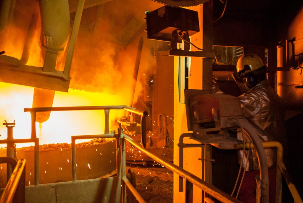 Ivaco Rolling Mills, à L'Orignal, continue de produire du fil d'acier et des billettes destinés à la construction, alors même que l'entreprise attend une évolution positive dans la guerre commerciale qui oppose actuellement le Canada et les États-Unis, suite à l'imposition par le président Donald Trump de droits de douane élevés sur divers produits canadiens, dont l'acier.