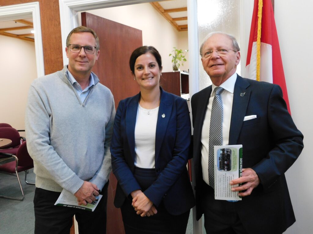 Stéphane Oehrli, président d'Ivaco Rolling Mills (à gauche), et le maire Robert Lefebvre se sont joints à la députée nouvellement élue Giovanna Mingarelli pour l'ouverture de son bureau de circonscription à Hawkesbury, sur la rue principale.