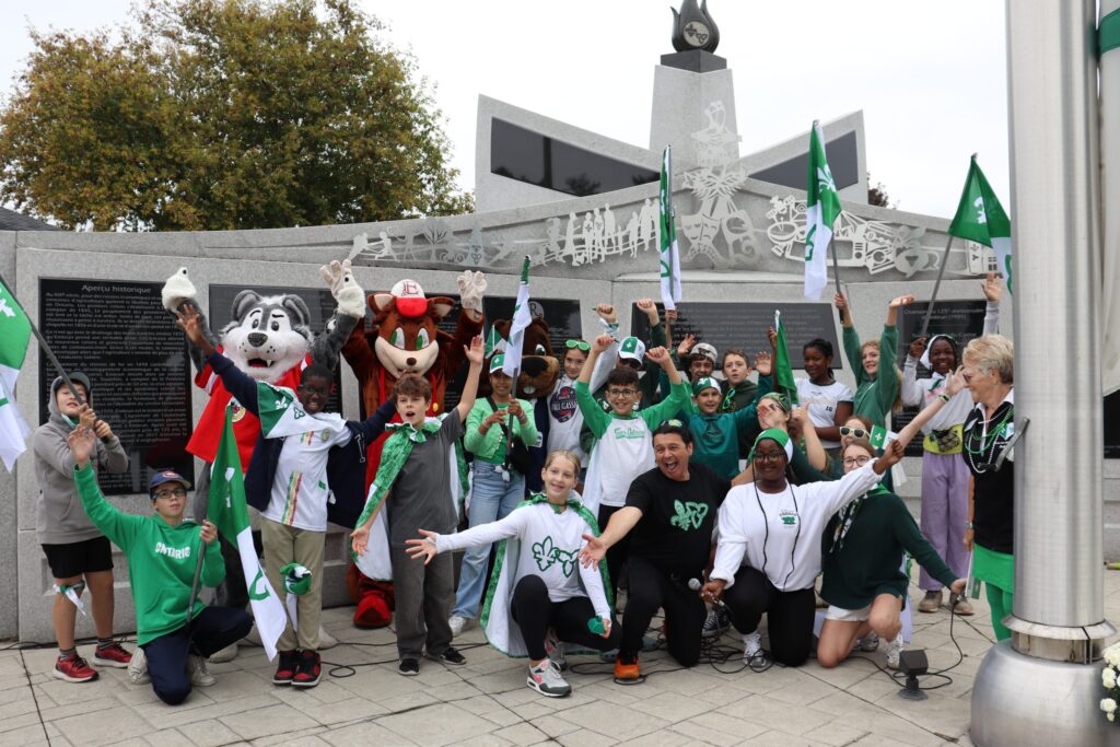 Plus de 1 300 élèves d’Embrun, habillés en vert et blanc, ont défilé dans les rues pour célébrer la Journée des Franco-Ontariens et Franco-Ontariennes.