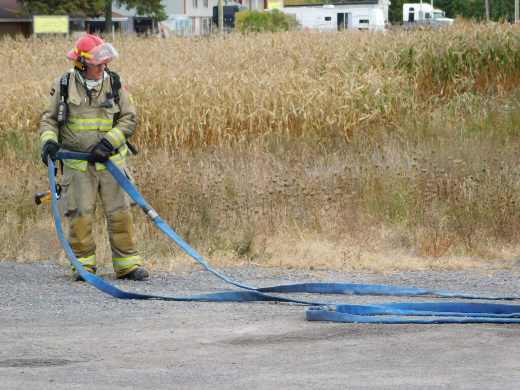 Déploiement d'une caserne de pompiers en préparation d'un exercice d'entraînement lors de la journée portes ouvertes de la caserne de Lefaivre dans le cadre du mois de la prévention des incendies en octobre.