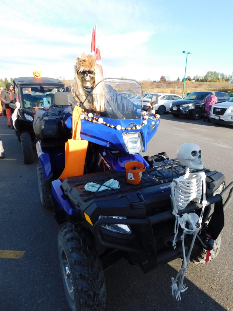 Des conducteurs venus de toute la région de Prescott-Russell enfilent leurs plus beaux costumes d'Halloween pour participer à la randonnée en VTT pour la sensibilisation à l'autisme 2025, le 25 octobre.