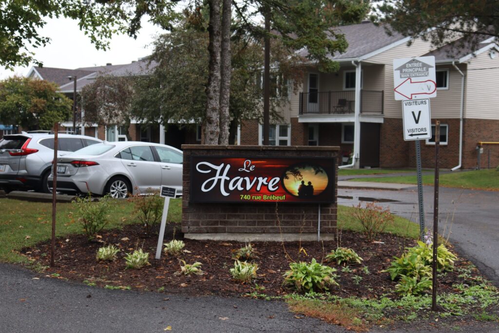 Le Havre a récemment investi 3 000 $ pour améliorer le site, notamment avec un nouveau rond-point facilitant l’accès et une enseigne fleurie mettant en valeur la résidence.
