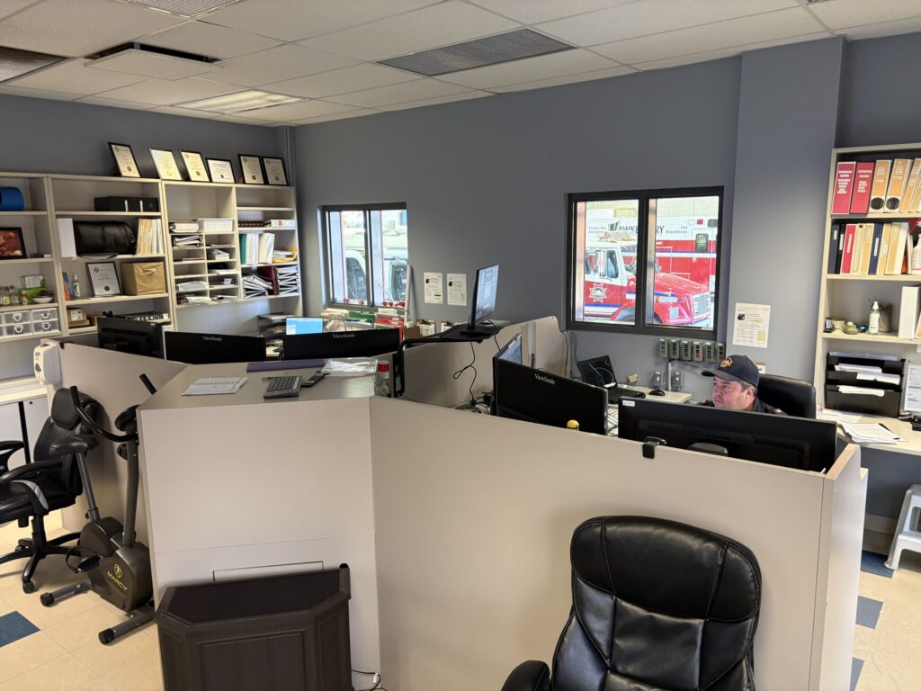 Le centre d’intervention incendie du service d’incendie de Hawkesbury assure le service d’appel incendie pour Hawkesbury et six autres municipalités de Prescott et Russell. Le centre bénéficiera d’une augmentation budgétaire d’un demi-million de dollars de la part des Comtés unis de Prescott et Russell afin de couvrir les coûts de mise à niveau vers le nouveau système NG911 requis par les directives provinciales pour les services d’appel d’urgence.