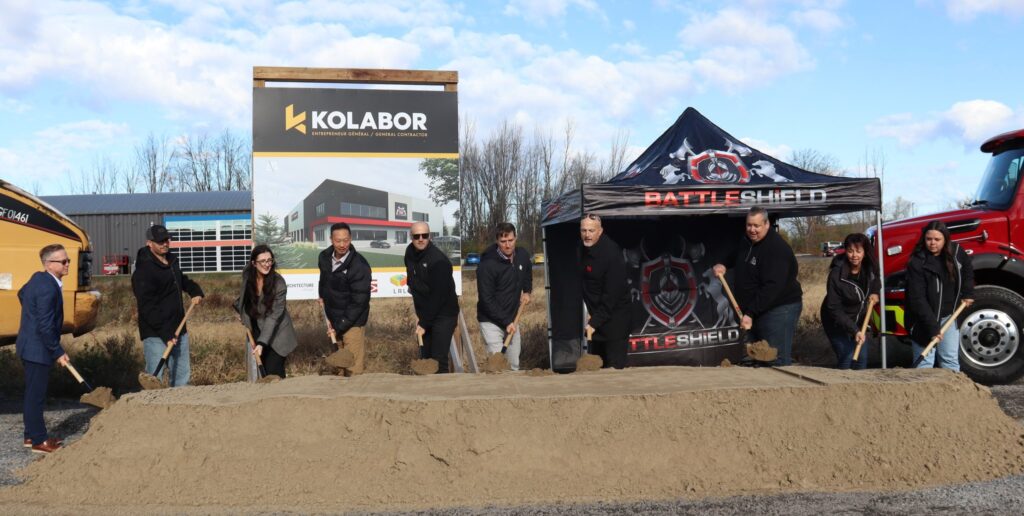 (De gauche à droite) Mark Kelly, PDG KB Media, Francis Bertrand, Gestionnaire de projet pour Robert Excavating, Kaitlin Biggs, Gestionnaire principale pour CIBC, Steven Kim, Directeur & Chef d’équipe pour CIBC, Miguel Fafard, Gestionnaire des opérations / Copropriétaire pour Kolabor, Alexandre Fafard, Gestionnaire du développement des entreprises / Copropriétaire pour Kolabor, Mike Tarnowski, maire de la municipalité de Russell, Luc Thibault, Président / fondateur / co-propriétaire de Battleshield Industries Limited, Dominique Thibault, Contrôleuse financière / co-propriétaire de Battleshield Industries Limited, et Jasmine Thibault (fille de Luc et Dominique), Coordonnatrice de production de Battleshield Industries Limited.