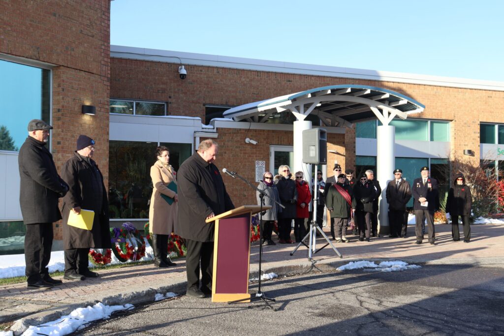 MPP Stéphane Sarrazin addresses the crowd during the Remembrance Day ceremony in Embrun, organized by Club Richelieu Embrun to honour the service and sacrifice of Canada’s veterans.