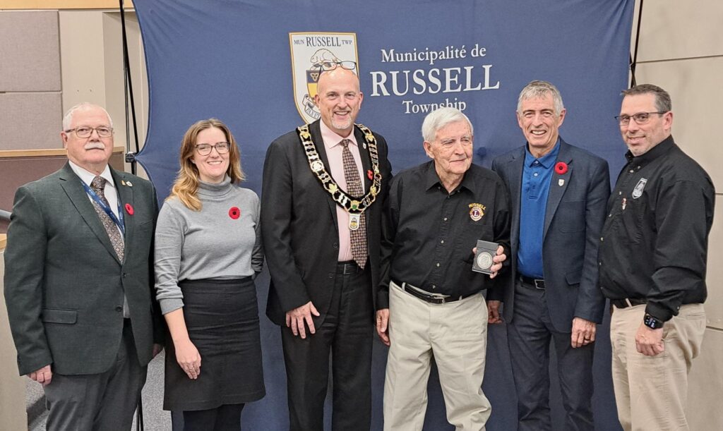 (De gauche à droite) Conseiller Charles Armstrong, Conseillère Lisa Deacon, Maire Mike Tarnowski, Jack McLaren, Conseiller Marc Lalonde, Conseiller Jamie Laurin.