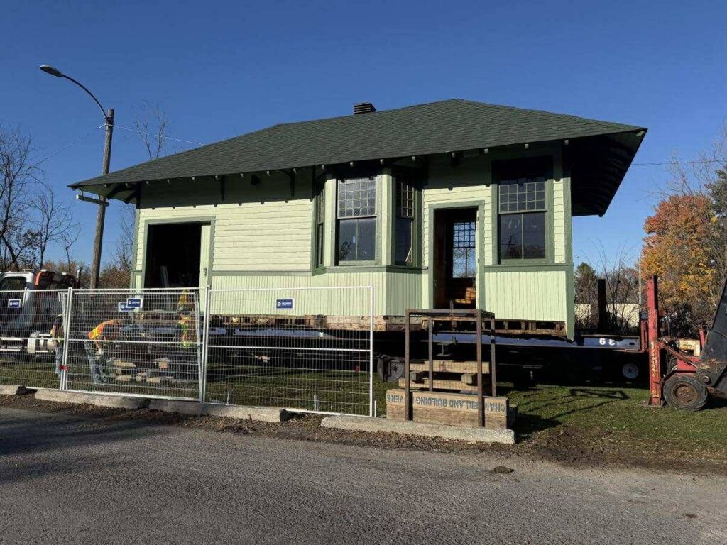 La restauration de la Station d’Embrun a débuté; le bâtiment sera transformé en musée saisonnier d’ici 2026 pour célébrer le patrimoine local et francophone.
