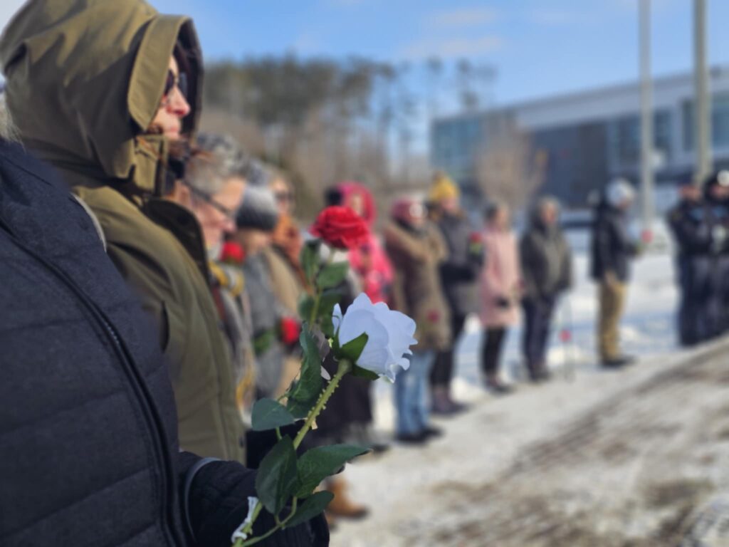 Des citoyennes et citoyens de Prescott et Russell se sont rassemblé l’année passée pour souligner les 16 jours d’activisme contre la violence fondée sur le sexe, une campagne qui vise à commémorer les victimes et à promouvoir l’action collective.