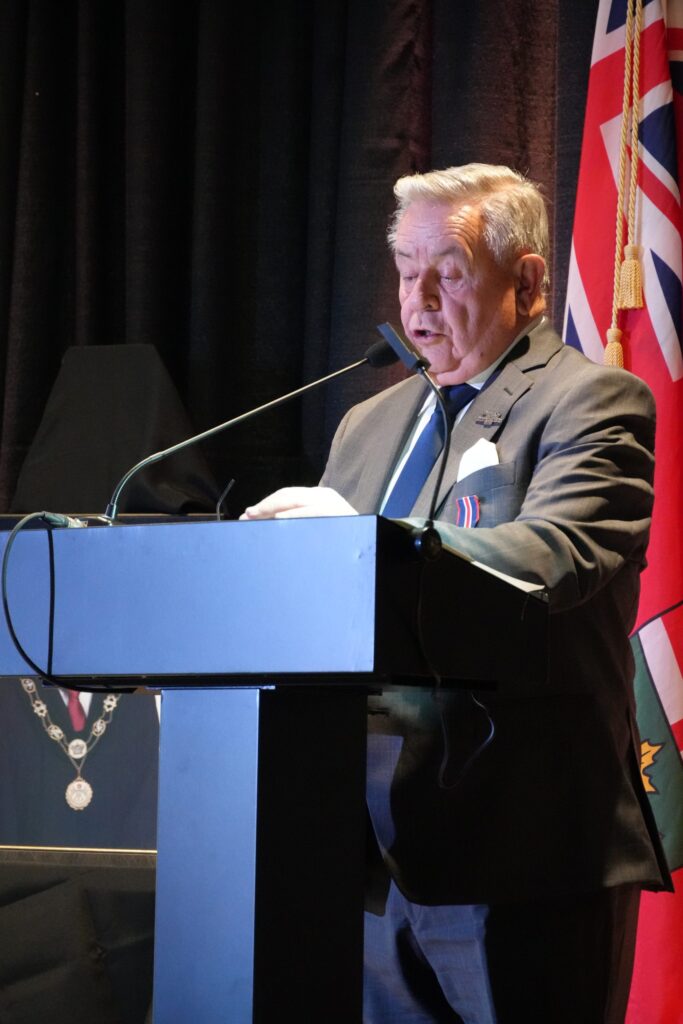 Le président des Comtés unis de Prescott et Russell, Yves Laviolette, prononce son discours lors du Banquet du président 2025, tenu à Alfred, où plus de 200 invités se sont réunis pour célébrer son année de présidence et le 175ᵉ anniversaire de la Corporation.