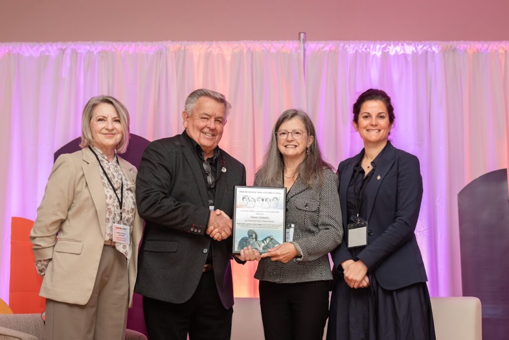 (De gauche à droite) Marie-Noëlle Lanthier, présidente de Leadership féminin Prescott-Russell (LFPR), en compagnie d’Yves Laviolette, maire du canton d’Alfred et Plantagenet, de Diane Choinière, conseillère municipale de la Cité de Clarence-Rockland, et de Giovanna Mingarelli, députée de Prescott—Russell—Cumberland, lors du Symposium annuel 2025 de Leadership féminin Prescott-Russell, tenu au Centre communautaire de St-Albert.