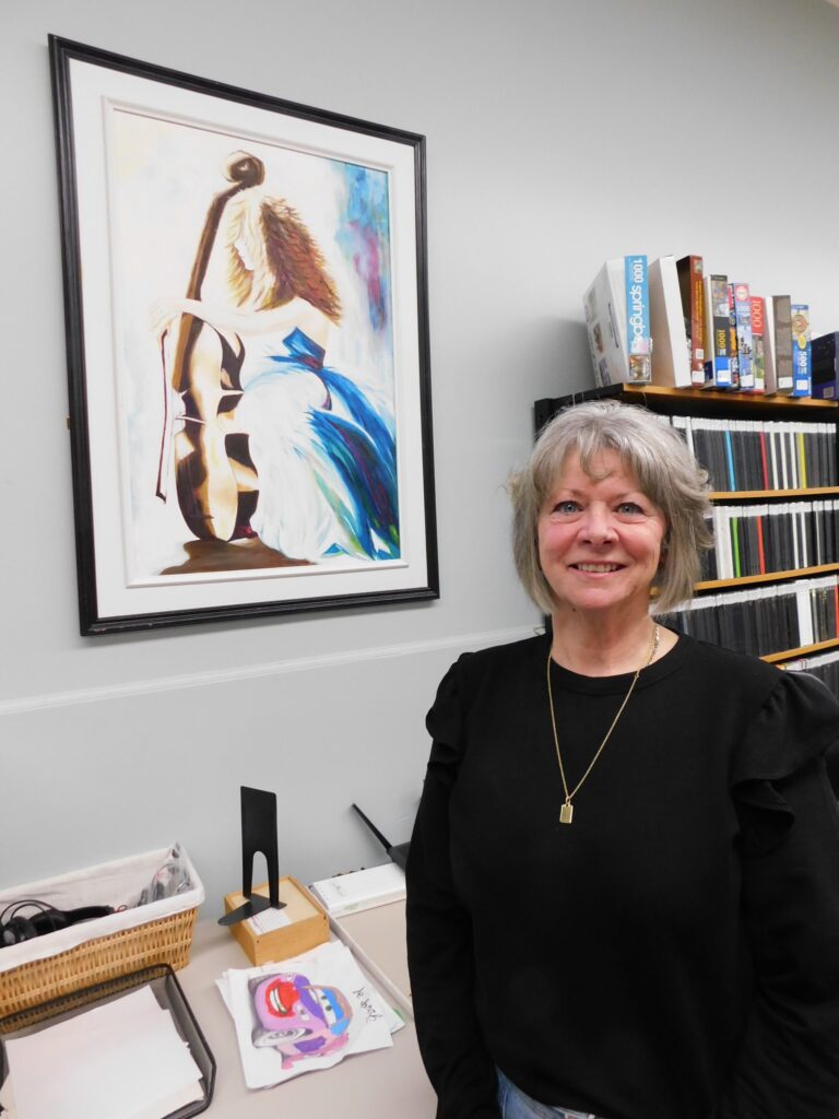 Louise Beaupré fait ses débuts publics en tant qu'artiste à la bibliothèque publique d'Alfred dans le cadre du projet Art dans les bibliothèques du Comité des bibliothèques d'Alfred-Plantagenet.