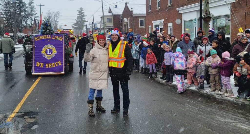 La débuté Giovanna Mingarelli et le maire Mike Tarnowski se retrouvent à la parade de Noël de Russell.