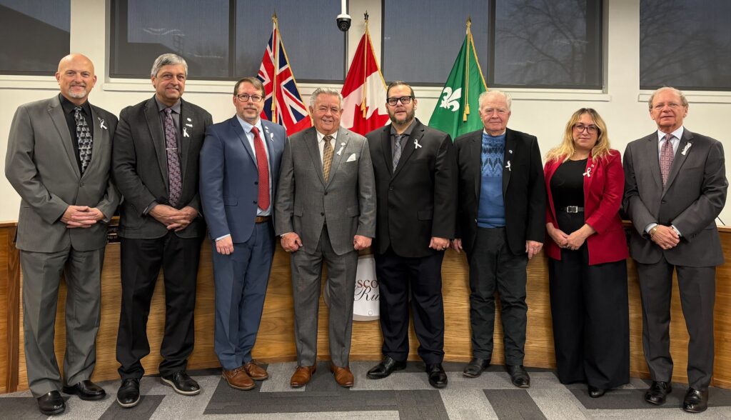 De gauche à droite: Mike Tarnowski, maire de la municipalité de Russell, Normand Riopel, maire du Canton de Champlain, Mario Zanth, maire de la Cité de Clarence-Rockland, Yves Laviolette, maire du Canton d’Alfred et Plantagenet, Francis Brière, maire de la municipalité de la Nation, Robert Kirby, maire du Canton de Hawkesbury Est, Geneviève Lajoie, mairesse de la municipalité de Casselman, et Robert Lefebvre, maire de la Ville de Hawkesburry.