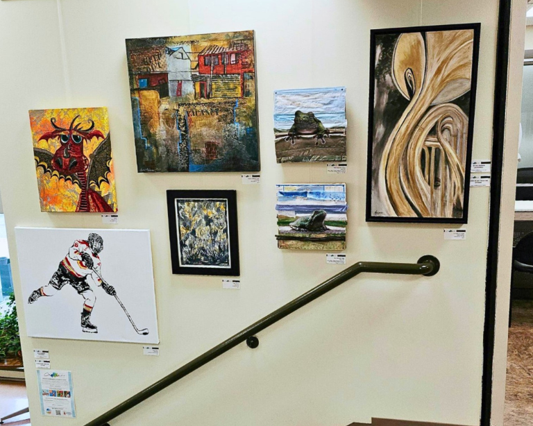 Une sélection d’œuvres de la Galerie CAPRAC est présentée à l’hôtel de ville de la Municipalité de Russell, dans le cadre d’une initiative visant à rendre l’art accessible au cœur des espaces communautaires.