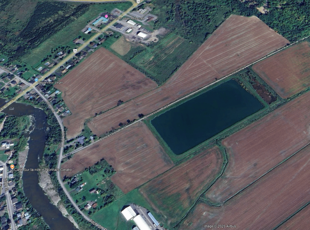 Vue aérienne de la lagune Plantagenet telle qu'elle est actuellement. Les plans d'agrandissement de la lagune et d'amélioration de son système de traitement des eaux usées ont débuté avec l'attribution du contrat d'ingénierie pour le projet. L'achèvement du projet d'agrandissement est prévu pour la fin de l'année 2028