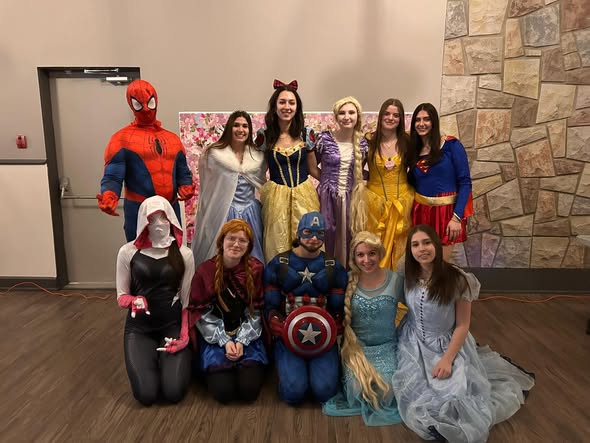 Des membres du Club de Volley-ball des Pumas U18 ont participé au Carnaval d’Embrun déguisées en princesses et superhéros.