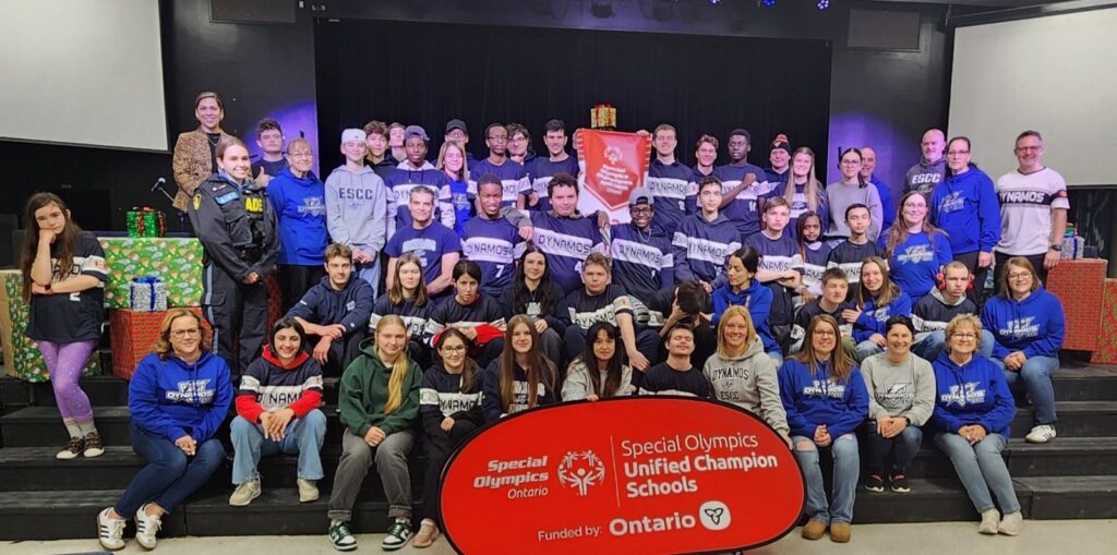 Des élèves de l’École secondaire catholique de Casselman posent fièrement après que le programme Unifié de l’établissement a reçu une reconnaissance provinciale des Jeux olympiques spéciaux, soulignant son engagement exceptionnel envers l’inclusion scolaire et le leadership étudiant.