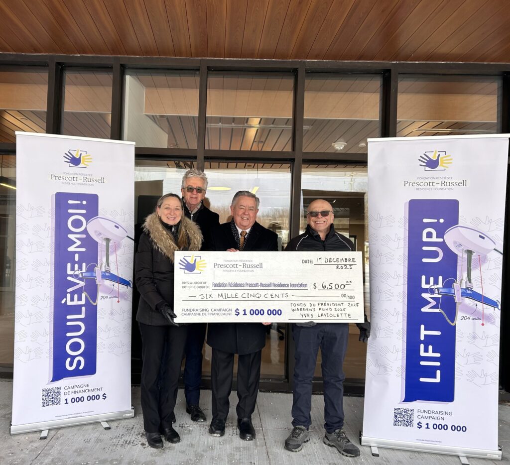 De gauche à droite: Denise Robitaille, présidente de la Fondation de la Résidence Prescott et Russell, Marcel Dicaire, trésorier de la Fondation de la Résidence Prescott et Russell, Yves Laviolette, maire du Canton d’Alfred et Plantagenet, et Robert Prévost, administrateur de la Fondation de la Résidence Prescott et Russell.