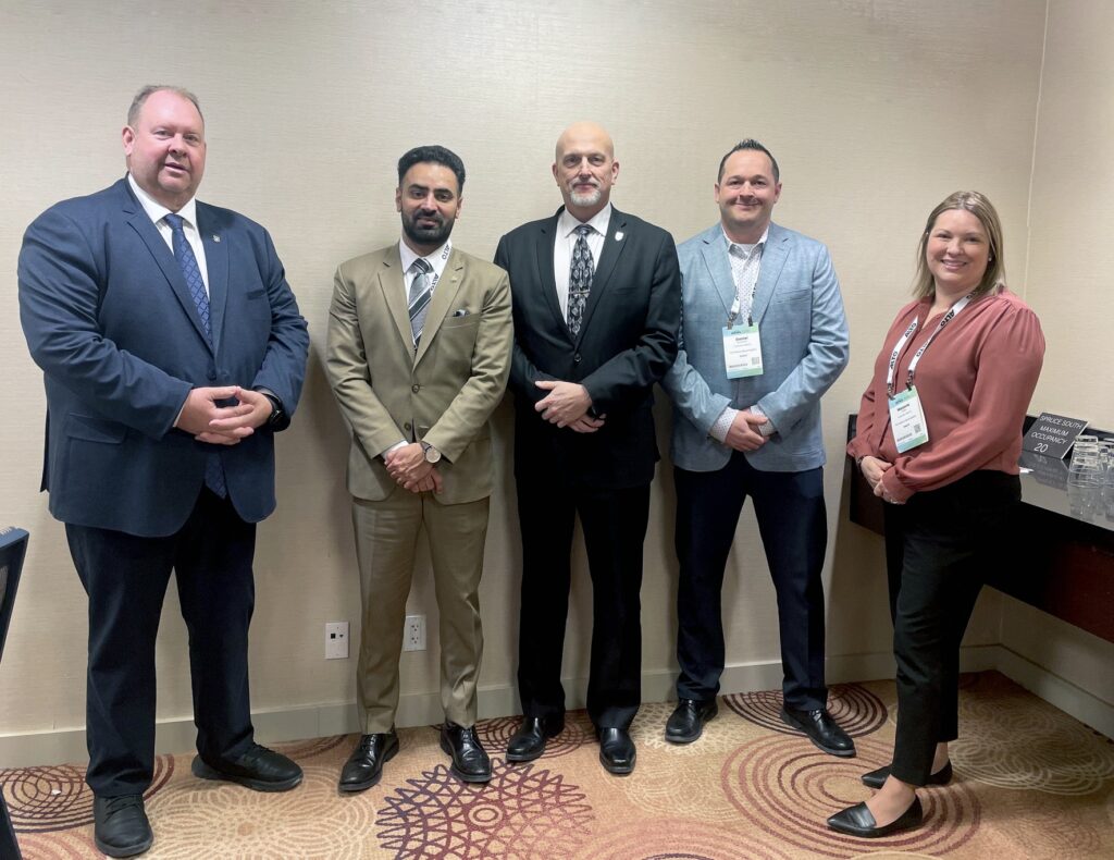 De gauche à droite: Stéphane Sarrazin, député provincial, Amarjot Sandhu, adjoint parlementaire du ministre de l’Infrastructure, Mike Tarnowski, maire de la Municipalité de Russell, Daniel Boisvenue et Marjorie Drolet, conseiller(ère)s municipaux de La Nation.