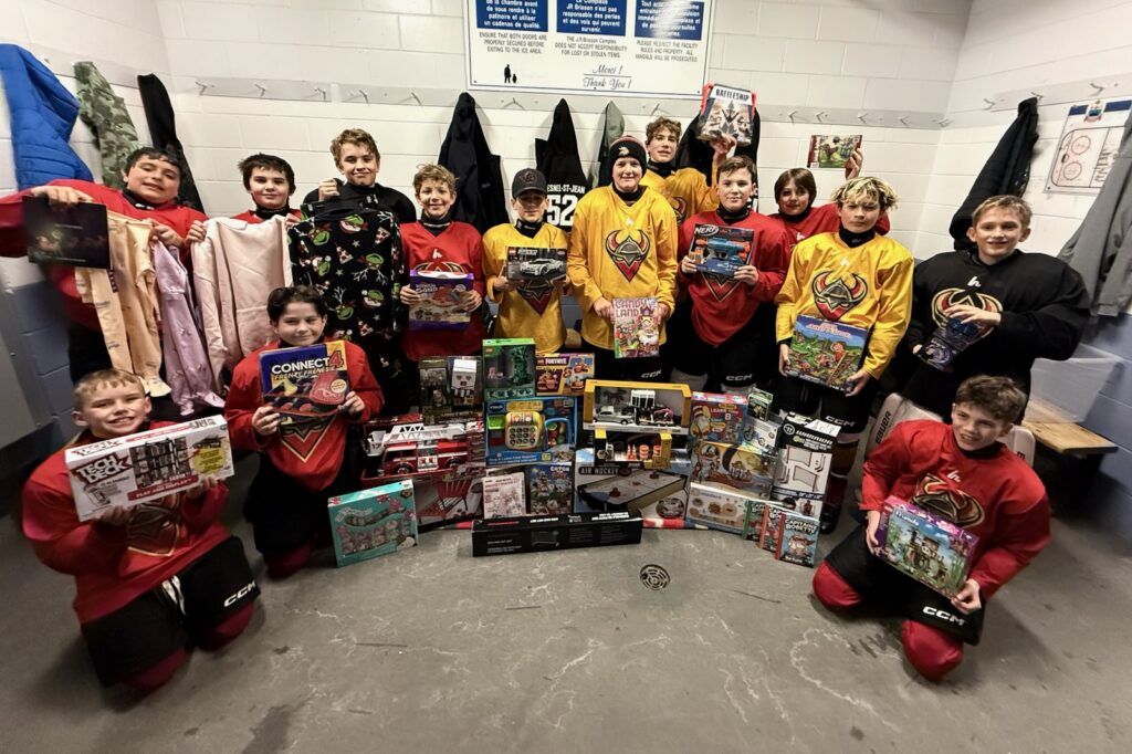 Des enfants sourient en tenant les cadeaux reçus grâce à la campagne des Lutins de Noël de Valoris, rendue possible par la générosité de la communauté.