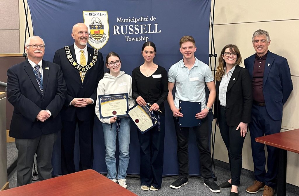 De gauche à droite: conseiller Charles Armstrong, maire Mike Tarnowski, Emma Desnoyers, représentante des étudiants de l'École secondaire catholique Embrun, Anabelle Bouchard, Tristan Kemp, conseillère Lisa Deacon, conseiller Marc Lalonde. (Municipalité de Russell)
