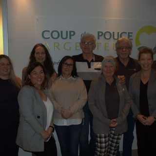 Le conseil d’administration de Coup de pouce Argenteuil a tenu à souligner les 15 ans de l’organisme en procédant aussi à l’inauguration de ses nouveaux locaux. (Francis Legault, EAP)