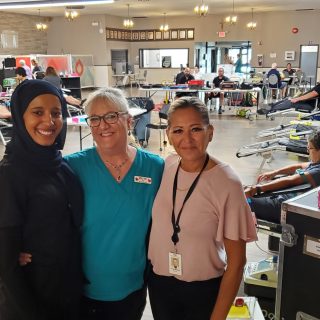 la photo prise lors de la collecte de sang au complexe sportif d’Embrun, (de gauche à droite, Selame Bulto, Judy Mc Nally et la superviser Myriam Osborn)