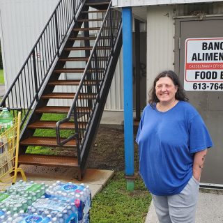 photo capturé tout juste devant la banque alimentaire, Stephenie Lemeina leader du groupe communautaire « Casselman water quality »