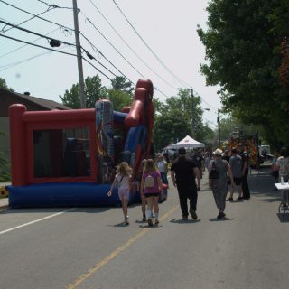 Le public a pu en profiter pour déambuler à pieds sur la route du Long-Sault qui était fermée
à la circulation automobile dans le cadre de la Fête du bon voisinage. (Photo Francis Legault, EAP)