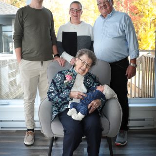 Irène Brunet-Gauthier est entourée de son fils André (73 ans), sa petite-fille Caroline (47 ans), son arrière-petit-fils Samuel (26 ans) et le tout dernier rejeton, Noah. (Photo Famille André Gauthier)