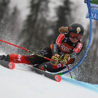 La Franco-Ontarienne Valérie Grenier a remporté l'or en slalom géant à Kranjska Gora, en Slovénie, samedi, enregistrant sa deuxième victoire en Coupe du monde sur le même site que sa première.