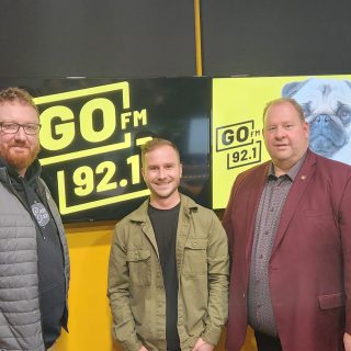 e gauche à droite, Louis Béland, Fondation Trillium ; Mathieu Manning, directeur général GO FM ; Stéphane Sarrazin, député provincial e Glengarry-Prescott-Russel.