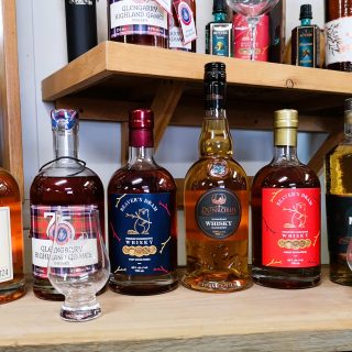 Une sélection des produits proposés par Dunrobin Disterlleries. Le distillateur s’efforce d’obtenir des ingrédients de la plus haute qualité auprès des producteurs locaux, y compris certains ingrédients provenant de sa propre propriété de 100 acres.