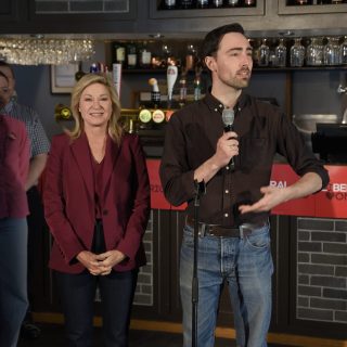 Alors que les Ontariens se rendent aux urnes le 27 février, un an et demi plus tôt que prévu, la chef du Parti libéral de l'Ontario, Bonnie Crombie, s'est arrêtée à Rockland la semaine dernière pour faire campagne. Trevor Stewart, candidat du Parti libéral de l'Ontario pour la circonscription de Glengarry-Prescott-Russell, s'est joint à Mme Crombie lors de sa visite au restaurant G.A.B.S.