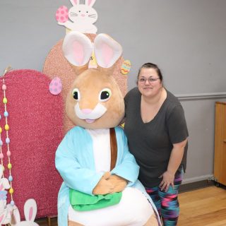 Stephanie Burelle, propriétaire d'une petite entreprise de Rockland, pose avec le lapin de Pâques lors de la deuxième édition du marché de Pâques annuel au Clarence Creek Arena, le dimanche 11 mars. Stephanie Burelle a organisé l'événement, qui comprenait près de 30 vendeurs et des activités pour tous les âges.