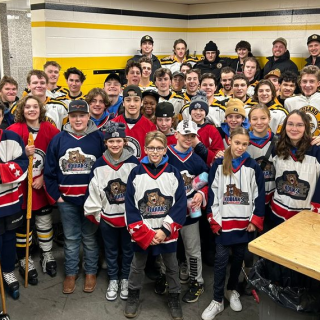 Les athlètes participant au programme de hockey de l’École secondaire catholique régionale de Hawkesbury.