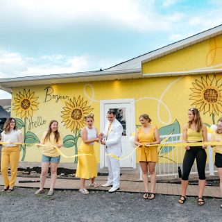 Lexine Ménard et Pierre Leroux coupent le ruban pour la grande ouverture.