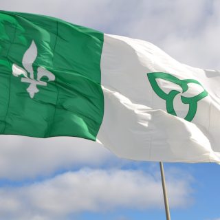 Brian St-Pierre célèbre le 50ᵉ anniversaire du drapeau franco-ontarien avec une nouvelle version de Mon beau drapeau. Entouré d’artistes franco-ontariens et de milliers de jeunes, il signe un vidéoclip grandiose et lance des ressources pédagogiques gratuites pour faire rayonner la fierté francophone à travers l’Ontario.