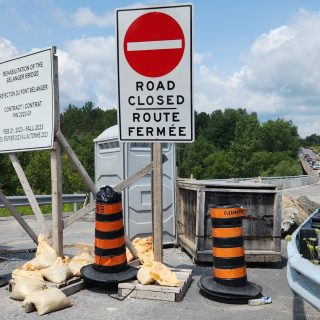 Construction du pont Albert Belanger situé sur le chemin de comté à Lemieux.