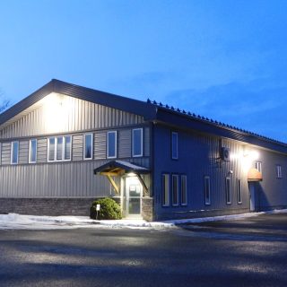 D'ici juin prochain, le village d'Alfred disposera d'une nouvelle caserne de pompiers municipale et d'une station d'ambulances régionale. Le mois dernier, le conseil municipal a approuvé le choix de l'entrepreneur chargé de rénover l'ancien bâtiment PiiComm situé sur la rue Principale afin de le mettre en conformité avec les normes du code provincial du bâtiment pour les casernes de pompiers, ainsi que le plan financier pour le financement du projet.
