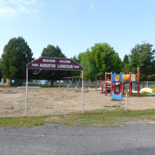 Les travaux de réhabilitation et d'amélioration du parc Augustin-Larocque dans le village de Chute-à-Blondeau se poursuivent.