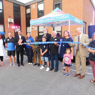 Les élèves, le personnel et les représentants du Conseil scolaire catholique de l’Est Ontario se sont réunis pour couper le ruban lors de l’inauguration officielle de la nouvelle École élémentaire catholique Paul VI à Hawkesbury.