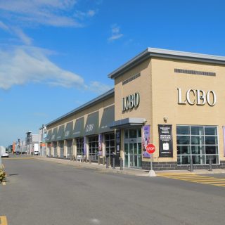 Le troisième agrandissement devrait commencer bientôt au Hawkesbury Plaza. Le Groupe Harden, basé au Québec, a annoncé qu'un magasin Food Basics sera le locataire principal de la dernière édition de son développement commercial à Hawkesbury.