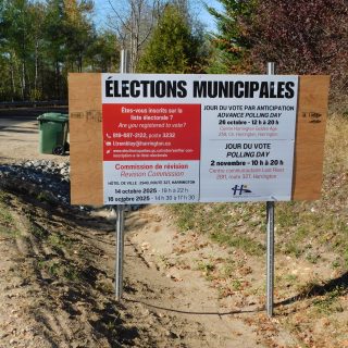 L'un des deux panneaux installés près des principaux carrefours de la municipalité de Harrington, exhortant les résidents à s'assurer qu'ils sont bien inscrits sur les listes électorales pour les élections municipales du 2 novembre. Plus de 1 200 personnes vivant dans la municipalité sont habilitées à voter, mais toutes ne sont pas nécessairement inscrites. La municipalité prend donc des mesures supplémentaires cette année pour sensibiliser le public aux élections et à la nécessité de s'inscrire sur les listes électorales.