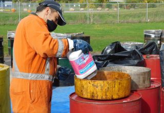 Hawkesbury a conclu de nouveaux accords avec quatre entreprises pour la collecte et l'élimination des déchets ménagers dangereux qui doivent être tenus à l'écart des décharges.