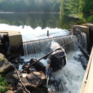 Des plans sont en cours pour la réhabilitation du barrage de Lost River. Ce barrage au fil de l'eau permet de contrôler les crues de la rivière Lost River afin de prévenir ou de réduire le risque d'inondation de la route 327 qui traverse le village de Lost River, dans le canton de Harrington.
