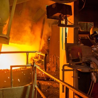 Ivaco Rolling Mills, à L'Orignal, continue de produire du fil d'acier et des billettes destinés à la construction, alors même que l'entreprise attend une évolution positive dans la guerre commerciale qui oppose actuellement le Canada et les États-Unis, suite à l'imposition par le président Donald Trump de droits de douane élevés sur divers produits canadiens, dont l'acier.