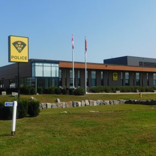 L’incident s’est produit le 1er juillet 2024, vers 2 h du matin, lorsqu’un véhicule a été aperçu circulant de manière suspecte dans le stationnement réservé au personnel du détachement. Les agents ont confronté deux individus qui étaient sortis du véhicule, ce qui a entraîné des blessures nécessitant des soins médicaux pour ces derniers.