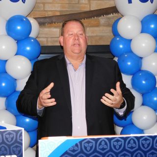 Stéphane Sarrazin a conservé son siège de député provincial de Glengarry-Prescott-Russell à Queens Park, à Toronto, alors que le gouvernement progressiste-conservateur de Doug Ford remporte un troisième gouvernement majoritaire. M. Sarrazin a remporté sa propre tentative de réélection jeudi avec 51,26 % des voix.